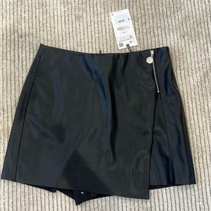 Zara black leather skort, size M NWT